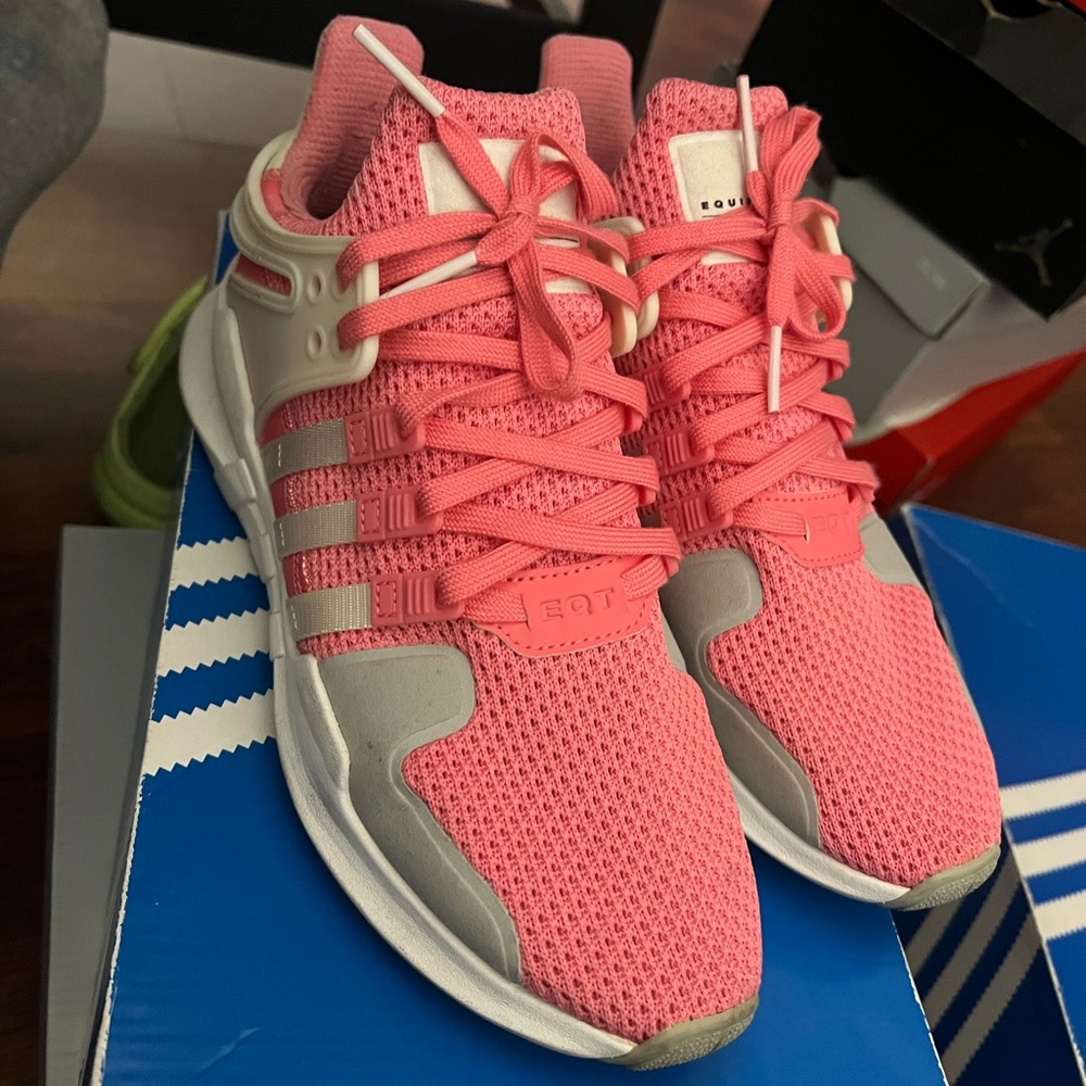 Shoes is in good condition (used) 
Size is 7w
SHOES WILL BE CLEANED!